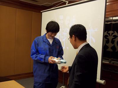 王总给员工吴兴勇颁奖